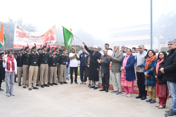 फोटो कैप्शन 12आरटीके3 : एमडीयू में स्वदेशी संकल्प दौड़ को हरी झंडी दिखाकर रवाना करते कुलपति ------------