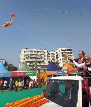 पतंगोत्सव में प्रधानमंत्री नरेन्द्र मोदी संग जर्मन चांसलर फ्रेडरिक मर्ज