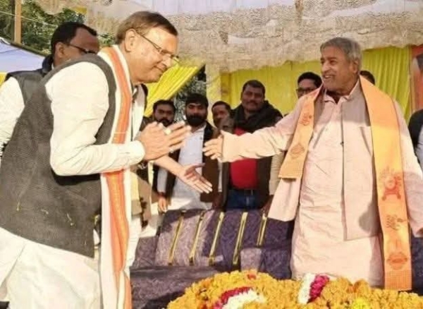 भाजपा प्रदेश अध्यक्ष विनय कटियार का झुक कर स्वागत करते हुए