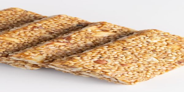 मकर संक्रांति की आहट : बाजारों में सजी तिल-गुड़ और गजक की अस्थायी दुकानें