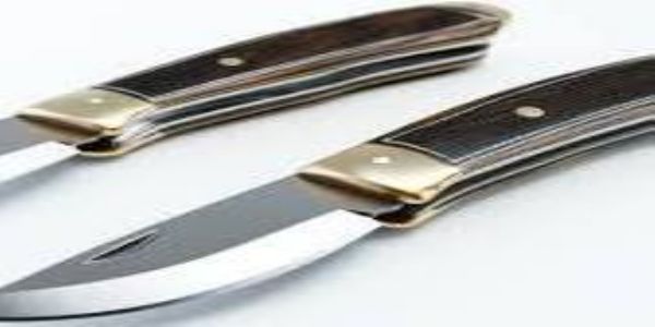 आपसी मनमुटाव के चलते पति ने पत्नी की पीठ में घोंपी कैंची, पति हिरासत में