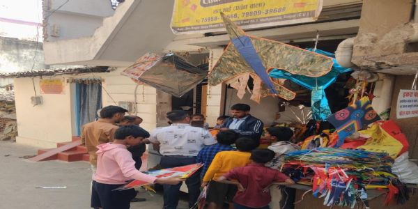 रायपुर : प्रतिबंधित चाइनीज मांझा पर सख्ती, दुकानों से 8 बंडल मांझा जब्त