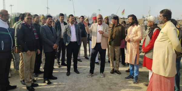 गंगा स्नान को लेकर जिलाधिकारी एवं नगर आयुक्त ने सरसैयाघाट का लिया जायजा, दिए दिशा निर्देश