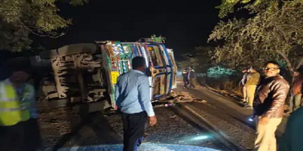 रतलामः टाइल्स से भरा ट्रक कोयला घाट पर चढ़ाई चढ़ते वक्त लोडिंग वाहन पर पलटा, तीन लोगों की मौत