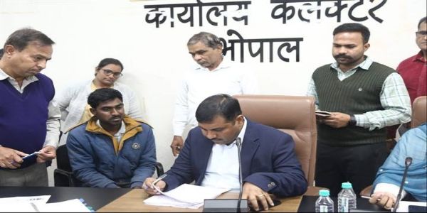 भोपालः कलेक्टर ने सुनी लोगों की समस्याएं, जनसुनवाई में 145 आवेदन प्राप्त हुए