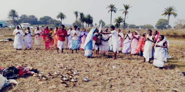 मकर संक्रांति मेला पर तातलोई गर्म जल कुंड में आस्था की डूबकी लगा साफा होड़ समुदाय के लोग करते है विशेष पूजा