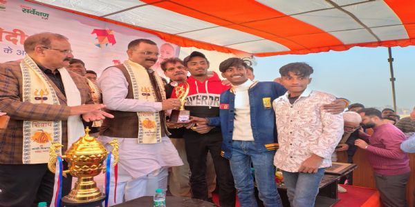 पतंगबाजी प्रतियोगिता : आसमानी जंग