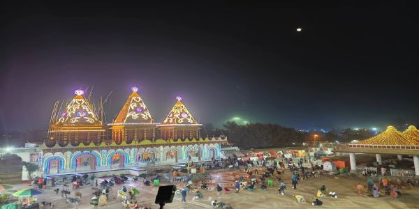 गंगासागर : मेला शुरू होते ही वायरल हुए ‘लाइट बाबा’