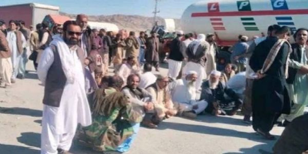 बलोचिस्तान में डीआरए की मांग को लेकर सरकारी कर्मचारी सड़कों पर