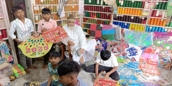 मकर संक्रांति से पहले सजी पतंग की दुकानें आसमान में छाया रंगों का उत्सव