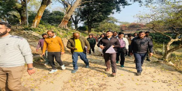 जिलाधिकारी अंशुल कुमार ने किया क्षेत्र भ्रमण, विकास कार्यों की प्रगति का लिया जायजा