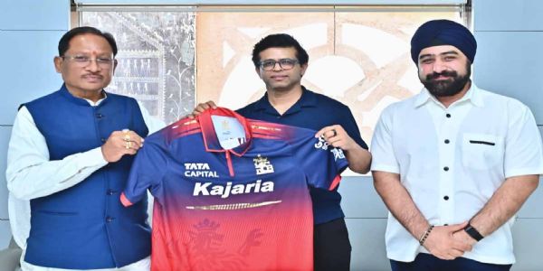 छत्तीसगढ़ में आईपीएल की तैयारी : मुख्यमंत्री साय को आरसीबी का जर्सी भेंट