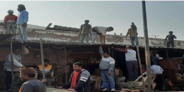 हाथरस में चला अतिक्रमण हटाओ अभियान, जेसीबी से ध्वस्त किए गए चबूतरे और स्थाई ढांचे