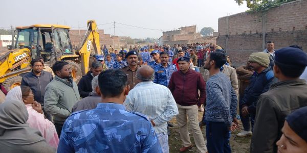 सरकारी जमीन पर चला बुलडाेजर, हटाया गया अतिक्रमण