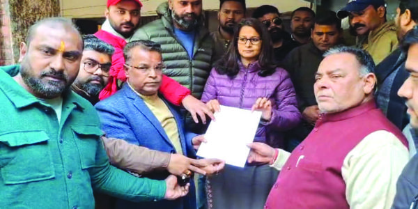 किसान आत्महत्या मामले काे लेकर युवा अग्नि संगठन का प्रदर्शन, राष्ट्रपति को भेजा ज्ञापन