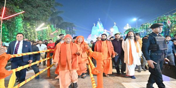 गुरु गोरखनाथ का दर्शन कर गायक बादशाह ने की सीएम योगी से शिष्टाचार भेंट