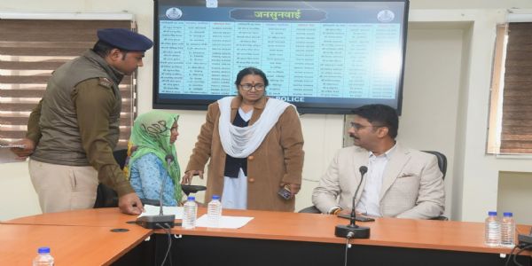 उज्जैनः जनसुनवाई में वृद्धा की गुहार पर एसपी का एक्शन,एक साल की बकाया मजदूरी मौके पर दिलाई