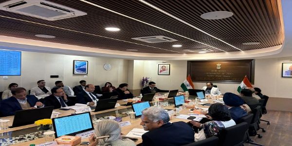 सार्वजनिक क्षेत्र की बीमा कंपनियों के वित्तीय प्रदर्शन की समीक्षा करते एम. नागराजू