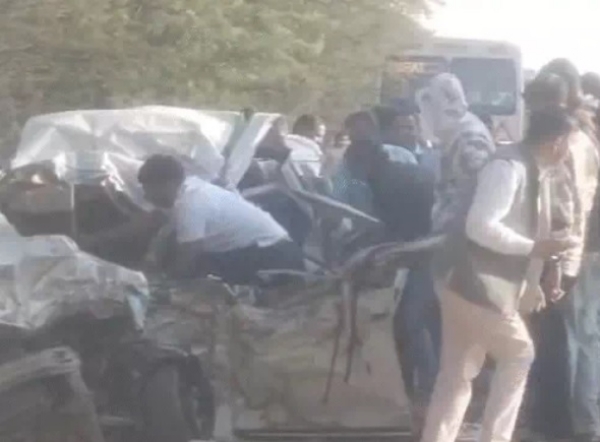 ट्रक और कार की भिड़ंत में एक परिवार की सात महिलाओं की मौत