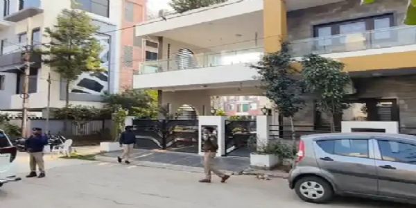 सेंधवा में तायल बंधुओं के ठिकानों पर सीबीआई का छापा, बाहर पहरा देते हुई पुलिस