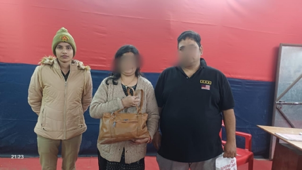 संगम तट खोया पर्स बरामद करके उड़ीसा के श्रद्धालु को सौंपने का छाया चित्र संगम तट खोया पर्स बरामद करके उड़ीसा के श्रद्धालु को सौंपने का छाया चित्र