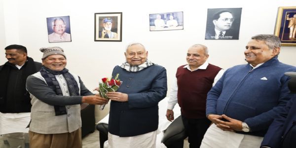 पटना में विधायक रत्नेश सदा के आवास पर दही-चूड़ा भोज, मुख्यमंत्री नीतीश कुमार समेत जदयू के प्रमुख नेता हुए शामिल