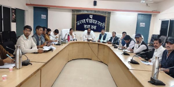 समीक्षा बैठक में कलेक्टर ने कहा किसानों की सुविधा सर्वोपरि, एआरईओ–पटवारियों को दिए सख्त निर्देश