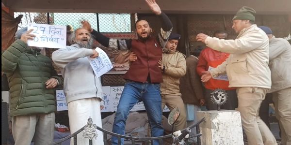 उत्तरकाशी कूड़े के विरोध में 27 दिनों से धरना जारी