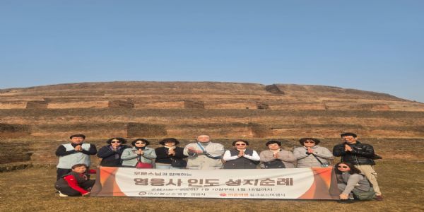 कोरियाई भिक्षुओं ने लौरिया के नंदनगढ़ स्तूप पर की पूजा, बोले— विश्व में ऐसा दूसरा कोई बौद्ध स्थल नहीं