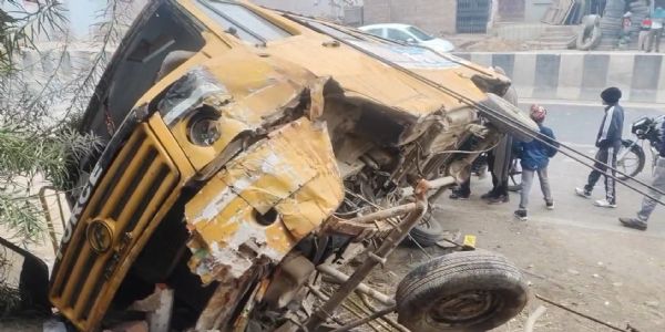 बागपत में स्कूल बस दुर्घटनाग्रस्त, आठ छात्र घायल