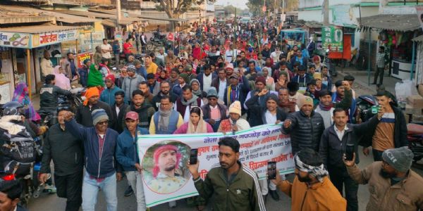 हत्‍या के आरोपितों की गिरफ्तारी की मांग को लेकर लाेगों ने निकाला आक्रोश मार्च