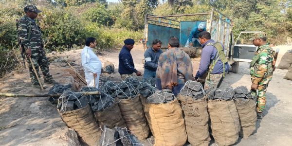 सीओ ने की बड़ी कार्रवाई, 80 बोरा अवैध कोयला और दो बाइक किया जब्त