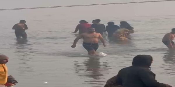कानपुर में मकर संक्रांति पर्व पर श्रद्धालुओं ने गंगा में लगाई आस्था की डुबकी