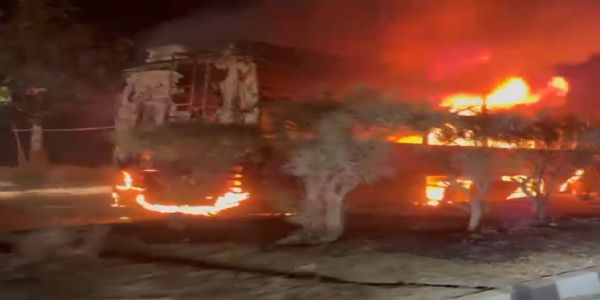 बस ने लड़की को कुचला, आक्रोशित भीड़ ने बस को फूंका