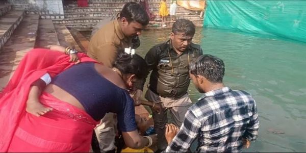 विदिशाः मकर संक्रांति पर कुंड में नहाने के दौरान डूब रही बच्ची को होमगार्ड के जवानों ने बचाया