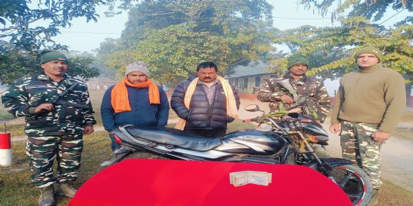 1.22 लाख रूपये नेपाली मुद्रा के साथ बाइक सवार दो तस्कर गिरफ्तार