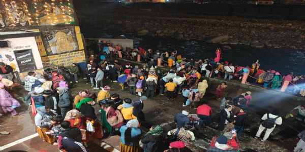 देव डोलियों के साथ मकर संक्रांति पर उत्तरकाशी में गंगा स्नान, भक्तिमय हुआ माहौल