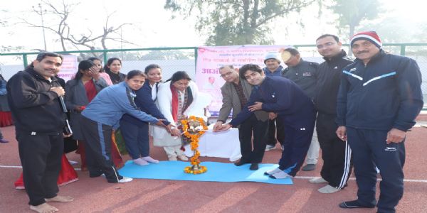 सीएसजेएमयू परिसर ॐ सूर्याय नमः उद्घोष ’ से गूंजा, छह सौ से अधिक बच्चों ने किया सामूहिक सूर्य नमस्कार