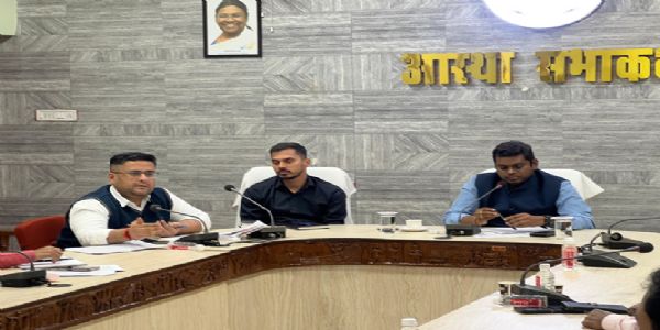 निर्वाचक नामावली की विसंगतियों को समय सीमा के भीतर करें दूर : कलेक्टर