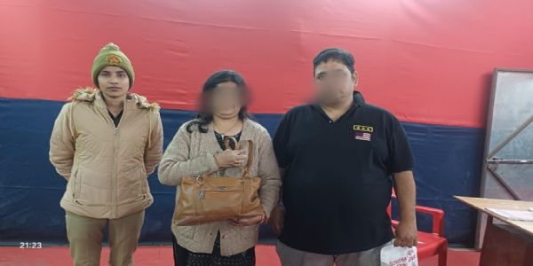 संगम तट से उड़ीसा की महिला का खोया पर्स माघ मेला पुलिस ने बरामद कर किया वापस