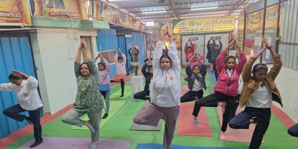 मकर संक्रांति पर चित्रा अष्टांग योग केंद्र में हुआ सामूहिक सूर्यनमस्कार