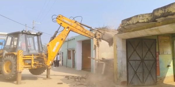 संभल में फिर चला अतिक्रमण के खिलाफ बुलडाेजर , गांव में सरकारी जमीन पर बने थे घर