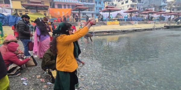 मकर संक्रांति : उत्तरायणी पर नदी तटों पर स्नान के लिए उमड़े श्रद्धालु
