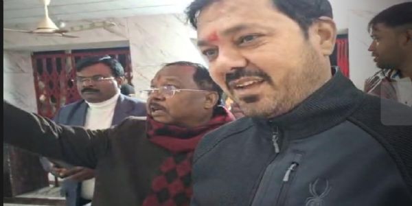 तातापानी महोत्सव : संध्या प्रस्तुति से पूर्व रामानुजगंज पहुंचे पद्मश्री अनुज शर्मा, विधायक रामविचार नेताम संग मां महामाया के किए दर्शन