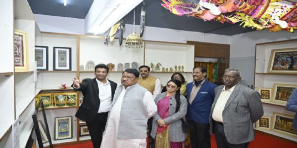 केंद्रीय मंत्री जुएल उरांव ने किया ब्लू कार्ट स्टोर का उद्घाटन