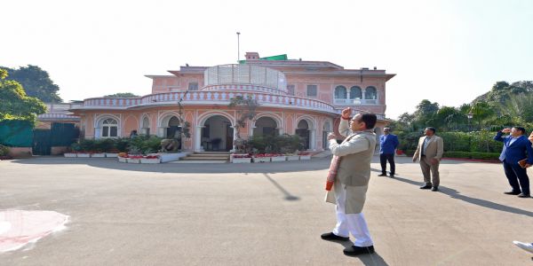 मुख्यमंत्री निवास पर पतंग उड़ाकर सीएम भजनलाल शर्मा ने मनाई मकर संक्रांति