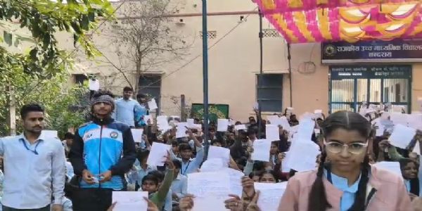 शिक्षक के तबादले के विरोध में तीसरे दिन भी आंदोलन जारी