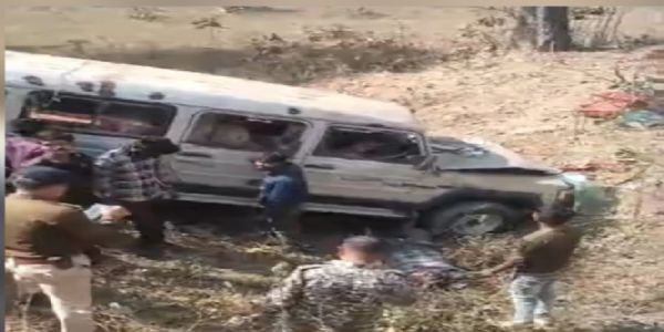 कांकेर : क्रूजर वाहन पलटने से दो लोगों की हुई मौत, 16 घायल