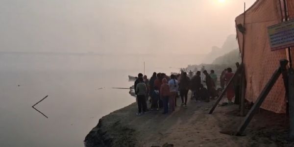 मकर संक्रांति पर्व पर श्रद्धालुओं ने कालपी में पवित्र यमुना नदी में लगाई डुबकी