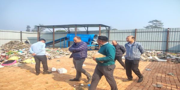 जिलाधिकारी ने टनकपुर क्षेत्र में बाढ़ से बचाव और कचरा प्रबंधन की समीक्षा की